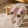 Lindas pantuflas de lino con oso para mujer, nuevo estilo casero de interior, engrosadas, antideslizantes, resistentes al desgaste, suela suave, silenciosas, pantuflas de pareja para hombre