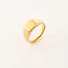 Anillo Sencillo Liso con Logo Grabado con Láser de Acero Inoxidable Chapado en Oro de 18 Quilates Estilo Europeo y Americano Lujo Ligero Anillo de Acero de Titanio