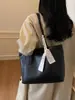 Bolsa de Hombro Grande de Moda para Viajes, Venta Caliente Otoño e Invierno, Pedido Extranjero, Bolso de Hombro Simple Retro Moderno para Mujer 2026