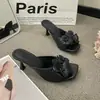 Sandálias de Salto Fino Estilo Francês 2026 Primavera/Verão Novas Versáteis de Calçar Moda com Design Floral 3D Acessórios para Calçados Femininos