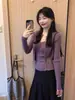 Lindo conjunto de primavera antecipada, estilo coreano: um cardigã combinado com um top de tricô justo e uma regata - um conjunto deslumbrante de duas peças