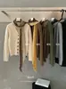 Suéter de Punto Trenzado con Cuello en V de un Solo Botón Estilo Coreano para Mujer Y.JIA 2026 Otoño 538 (con bufanda)