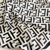 Bufanda nueva para mujer, primavera y verano, decorativa, con letras de moda, cuadrada pequeña, 70 cm, de celebridades de Internet.
