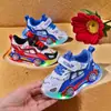 Zapatillas Luminosas 2025 Primavera y Otoño Nuevos Dibujos Animados de Coche Zapatos Casuales para Niños Niños Pequeños y Medianos Zapatos de Cuero que se Iluminan