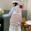 Mochila casual ligera de nuevo diseño para el otoño de 2026, con diseño simple de letras, adecuada para ir al trabajo, uso diario y un estilo escolar preppy.