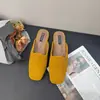 La nueva colección de otoño/invierno de CSYCOCO presenta zapatos tipo babucha cerrados de estilo coreano retro, perfectos para crear un look "old money".
