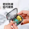 Pastillero mini portátil para tres dosis diarias de píldoras y medicamentos, caja dispensadora de medicamentos sellada y portátil