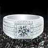 Kuaishou Douyin Suministro en Vivo Anillo de Caballero Audaz de Moissanita Imitación Diamante de Tres Filas 2 Quilates Elegante Moderno Anillo de Diamante para Hombre