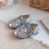 Sapatos de couro de sola macia para meninas, nova coleção de outono 2026, sapatos infantis, sapatos de princesa estilosos e bonitos para meninas pequenas, adequados para apresentações