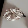 Pinza de Plátano de Satén Coreano con Perlas y Plisados de Lunares Estilo Nuevo Elegante Versátil Pinza Grande para el Cabello Accesorio para el Cabello