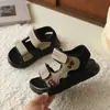 Sandálias Esportivas Respiráveis Estilo Verão 2026 Sandálias com Velcro para Crianças, Homens e Mulheres Calçados Casuais Confortáveis e Modernos para Praia