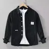 Camisa de manga larga estilo coreano para primavera y otoño, una prenda superior para hombre elegante y sofisticada con un diseño orientado a la juventud, que presenta un cuello de solapa, un patrón de cuadros casual y es adecuada para usar en capas.