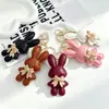 Nuevo lindo personaje de dibujos animados exquisita niña conejita charm para bolso colgante llavero cadena colgante versátil en stock para venta al por mayor
