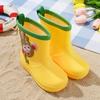 Botas de lluvia para niños al por mayor de fábrica, botas de lluvia antideslizantes impermeables con forro polar y dibujos animados para niños y niñas de jardín de infantes.