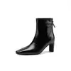 Botas de tornozelo de salto alto em couro de duas camadas para mulheres, botas femininas que afinam, novidades de outono e inverno, bico quadrado, bico quadrado, zíper traseiro, salto quadrado, botas femininas de cano curto
