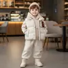 Conjunto de Inverno Espesso para Meninos Novo Modelo 2027 Roupas de Inverno Espessas para Crianças Jaqueta de Algodão Colete Conjunto Quente de Três Peças Moderno para Bebês