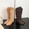 Veludo de pele de cordeiro faz as pernas parecerem mais longas e retas Botas Longas de Cano Alto Outono e Inverno Salto Grosso Gola V Franzidas Botas com Aumento de Altura Interno Escondido Botas Cowboy