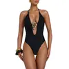 Conjunto de traje de baño de una pieza con cuello halter y escote en V pronunciado con detalles metálicos, traje de baño de una pieza calado, falda de malla transparente para cubrir dos piezas