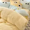 Conjunto de cama de quatro peças em veludo de leite, capa de edredom em flanela de lã de coral, novo conjunto de lençóis outono/inverno 2025, conjunto de três peças espessado e com forro de lã