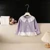 Novo Casaco de Primavera e Outono para Bebês Meninas, Top Versátil Estiloso com Gola Peter Pan de Renda e Cardigan de Tricô com Acabamento Floral