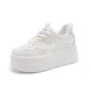 Nuevas Zapatillas Blancas de Estilo Chino con Suela Gruesa para Aumentar la Altura para Mujer, Primavera 2026 Calzado Casual Versátil y Transpirable con Diseño de Nudo Chino