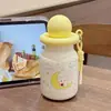 Botella de agua estilo estudiante, minimalista, linda y moderna con un alto atractivo estético, que presenta un diseño portátil, estilo popular de celebridad de internet, motivos de dibujos animados y una pajita de acero inoxidable y construcción aislada.