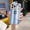 Capa de Celular iPhone 17 Pro Max para Fã da Copa do Mundo Messi Argentina Listra Vertical Logo do Time Case de Vidro Impresso