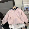Casaco Feminino Estilo Primavera e Outono 2026 Nova Roupa de Outono para Bebê Top com Capuz Estiloso Roupa Infantil Roupa de Outono para Crianças Pequenas