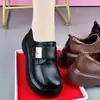 Mocasines de plataforma de moda estilo británico para mujer, nueva colección otoño 2026, con suelas gruesas, cuero suave y cierres de velcro versátiles para un uso diario cómodo.