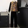 Novo conjunto de outono estilo chinês para mães, conjunto fashion de veludo dourado, novo conjunto estiloso de três peças com colete 2026 para mulheres de meia-idade e idosas