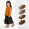 Zapatos de Cuero Gamuzado con Lazo de Dibujos Animados Retro para Niñas 2026 Otoño Nueva Moda Versátiles Suela Suave Zapatos Birkenstock