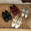Sapatos rasos estilo coreano com tira elástica cruzada e fivela de metal, sapatos clássicos retrô universitários estilo balé com bico redondo
