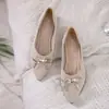 Grulla Blanca de Almohada 2026 Nuevos Zapatos Planos de Boda Zapatos de Novia Se Pueden Usar Diariamente Tacón Bajo Zapatos para Vestido de Boda Zapatos Dorados de Punta Aguda para Mujer