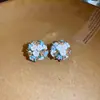 Aretes Flor de Cristal Azul Aguja de Plata, Aretes Dulces Estilo Vacaciones en la Costa, Aretes Simples y Versátiles con un Diseño Único