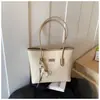 Bolso de mujer transfronterizo con un toque de alta gama, bolso de gran capacidad, nuevo bolso de hombro de moda para el día a día, bolsa de mano tejida popular