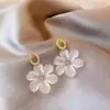 Aretes de Flor de Perla Coreanos para Mujer, Aretes de Lujo Ligero y de Alta Gama, Estilo Nuevo, Moda de Nicho, Aretes Versátiles al por Mayor
