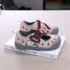 Nuevos Zapatos de Verano 2026 para Niños y Niñas, Sandalias de Punta Cerrada con Suela Suave para Niños Mayores, Zuecos de Moda Cómodos con Diseño Hueco