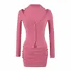 Conjunto de duas peças para o início da primavera: vestido bodycon de malha elástica justo com gola alta e acinturado, com cardigã de manga longa.
