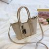 Bolsa de Ombro Design Simples e Fashionável Estilo Coreano Nova Coleção Primavera/Verão 2025 Estilo Estrangeiro Bolsa Tote Pequena Quadrada de Mão Textura de Couro