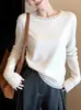 Camiseta de Manga Larga Redonda Hueca Color Blanco Crudo Estilo Francés para Mujer, Top de Punto Suave de Nicho para Otoño e Invierno con Incrustaciones de Encaje