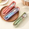 Set de cubiertos portátil: Palillos, Cuchara, Tenedor Set, Acero Inoxidable + Plástico Juego de Cubiertos para Estudiantes, Tenedor para Comer, Cuchara, Juego de Palillos Venta al por Mayor