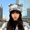 Bonito sombrero octogonal a cuadros con orejas de oso para mujer, otoño e invierno, dulce y casual, nuevo estilo 2026, boina adelgazante para hombre