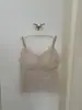 Camisola sem costas de renda francesa com sutiã embutido, uma peça versátil que pode ser usada como camada interna, camada externa ou como um top independente, oferecendo respirabilidade e um lindo design nas costas