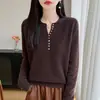 Suéter de punto de lana pura para mujer, nuevo modelo otoño/invierno 2026, cuello en V semiabierto, manga larga, multibotones, hombro normal, estiliza y a la moda