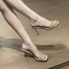 Sandalias deslumbrantes de pedrería color nude para mujer, nuevo modelo de verano 2026, estilo hada elegante, tacones altos con tira transparente para uso en exteriores