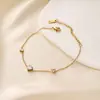 Pulsera Triangular de Circonita de Acero de Titanio de Nuevo Estilo Europeo y Americano para Mujer, Diseño de Nicho, Lujo Ligero, Versátil, Exquisita y que No se Desvanece, Pulsera Geométrica