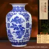 Vaso de cerâmica azul e branco de Jingdezhen Porcelana fina chinesa Artesanato para decoração de sala de estar, armário de TV Ornamentos