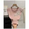 Camiseta de Tricô Elegante Slim-Fit Emagrecedora Manga Curta Feminina com Design Floral Tridimensional Estilo Francês Maduro Versátil...
