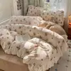 Conjunto de cama de quatro peças em veludo de leite com renda estilo princesa, espessado para outono e inverno, incluindo uma capa de edredom e um lençol, e um conjunto de cama de três peças em fleece de coral