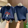 Camiseta de manga comprida para meninos, algodão puro, novo estilo primavera e outono 2026, camada interna listrada para meninos pequenos, camiseta base infantil falsa de duas peças